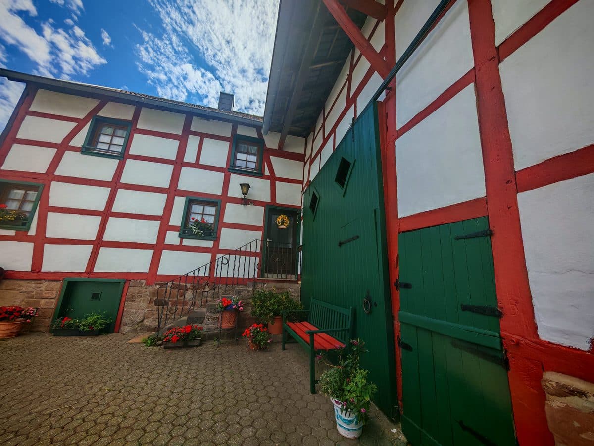 Historisches Fachwerkhaus in Hausen - Außenansicht mit Innenhof